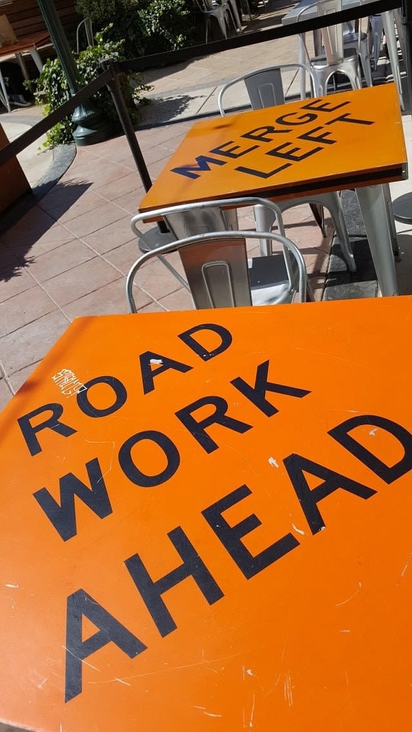 8. Столы в этом кафе в Мэриленде сделаны из старых деревянных строительных вывесок