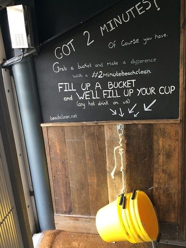 11. Это кафе предлагает бесплатную чашку кофе за любой подобранный и выброшенный мусор с близлежащего пляжа