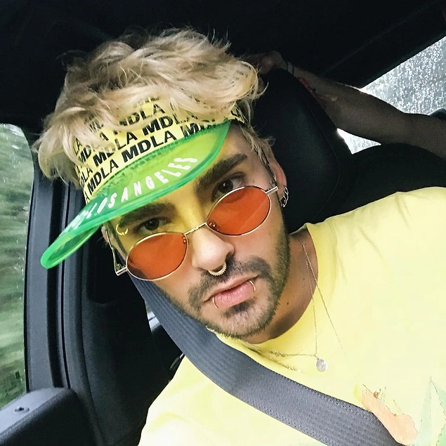 Die Brüder Kaulitz haben sich sehr verändert.  Bill, der Anführer der Gruppe, der jetzt 30 Jahre alt ist, spielt immer noch mit seinem Image.