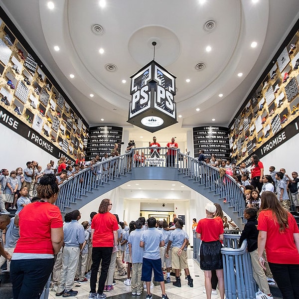 Выяснилось, что он уже довольно долго работает над проектом под названием "I Promise" ("Я обещаю"). Речь идет о бесплатной школе в Огайо.