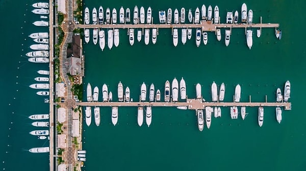 21. Ряды яхт на пристани.