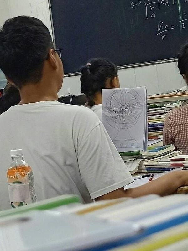 10. Sınıf çok sıcaksa çözüm basit, kalemi eline al ve kağıda vantilatör çiz.