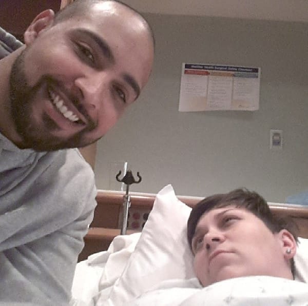 2. Будущая мама на фото не в восторге от того, что ее радостный муж снимает селфи, пока она "наслаждается" схватками.