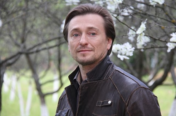 2. На ком женат Сергей Безруков?