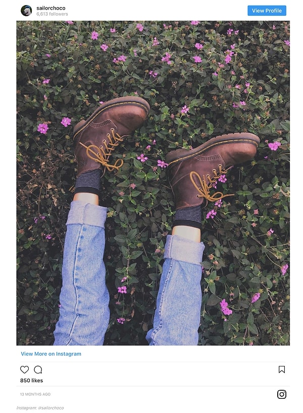 18. Не терпится щегольнуть новой парой обуви? Засними свои ноги на фоне интересной стены или живой изгороди, например.