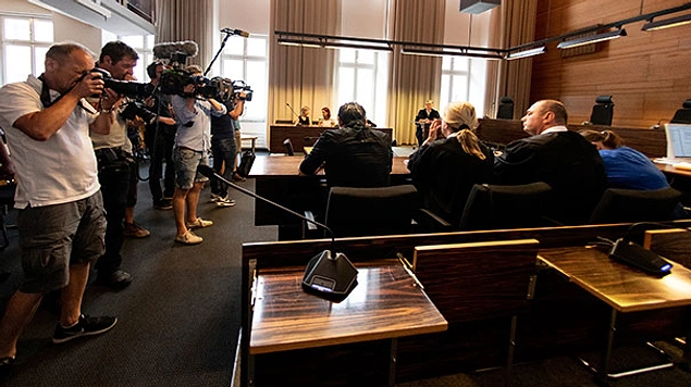 Onta qora tanli yigit sargish ayolni sikadi