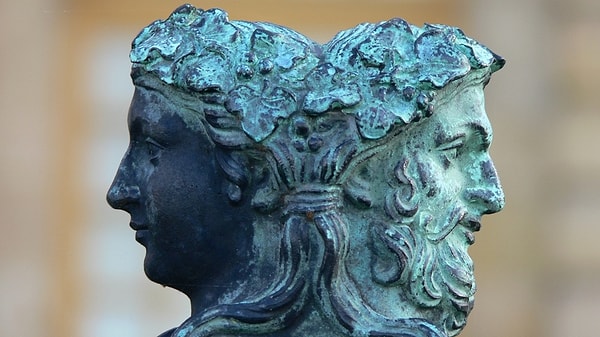 2. Как зовут двуликого бога дверей, входов, выходов, различных проходов, начала и конца?