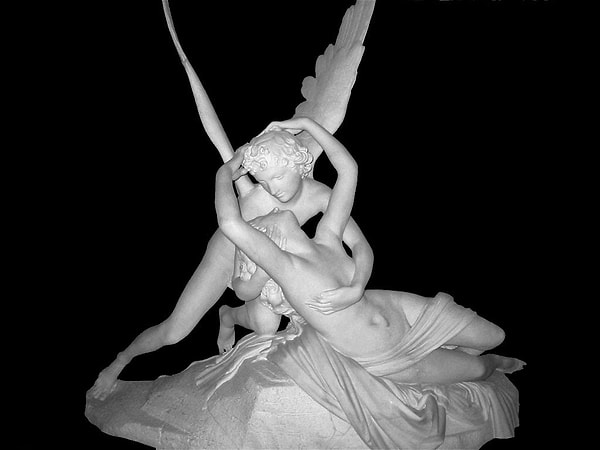 8. Богиня Венера, возмущенная тем, что люди поклоняются не ей, а красоте смертной девушки, приказала своему сыну Амуру погубить соперницу. Но крылатый озорник сам влюбился в нее. Как звали ту, что удалось покорить сердце божества любви?