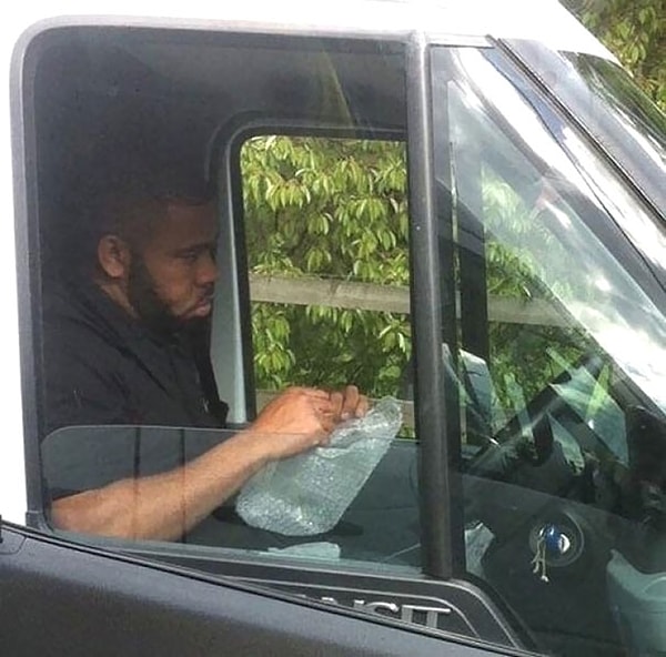 6. Вот как можно снимать стресс в пробках. Да это же гениально, черт возьми!