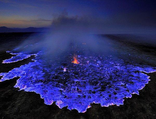 1. Endonezya'da patlayan bir yanar dağın mavi lavları. 🌋