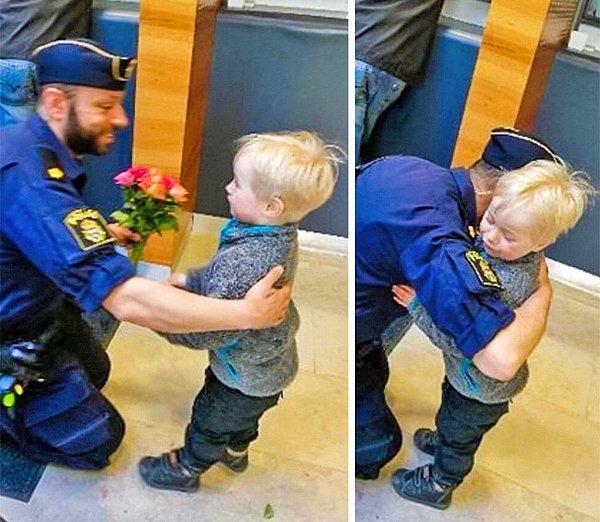 11. Stockholm'daki saldırıdan sonra küçük bir çocuk polis memuruna çiçek verirken: