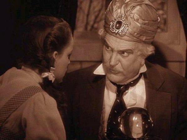7. 1939 yapımı Oz Büyücüsü filminin çekimleri sırasında, salaş görünümlü bir cekete ihtiyaç duyulmuş ve ikinci el dükkanlarında bu tarz bir ceket aranmaya başlanmıştı.