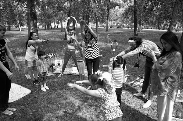 3. Суть этой игры была в том, что участники во время считалки изображали всевозможные фигуры. Как только водящий заканчивал говорить, остальным нужно было замереть в одной позе.