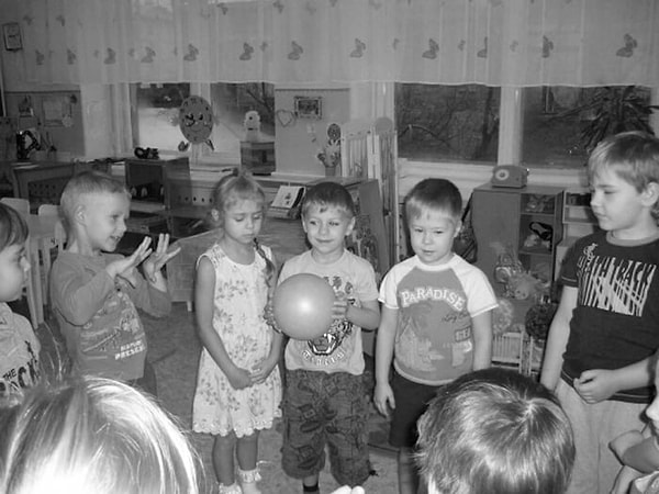 6. В этой игре один участник берет в руки мяч, кидает его об землю, проговаривает речевку и называет имена мальчиков или девочек, города... Если участник не смог назвать слово и не отбил снаряд, то ход передается другому.