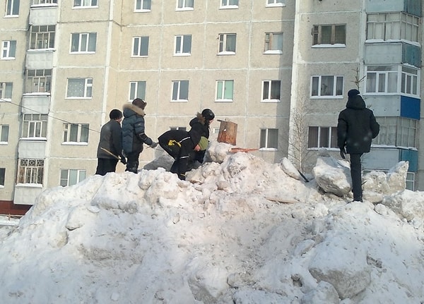 9. Суть любимой зимней забавы детишек состояла в том, чтобы не дать противникам взойти на вершину сугроба.