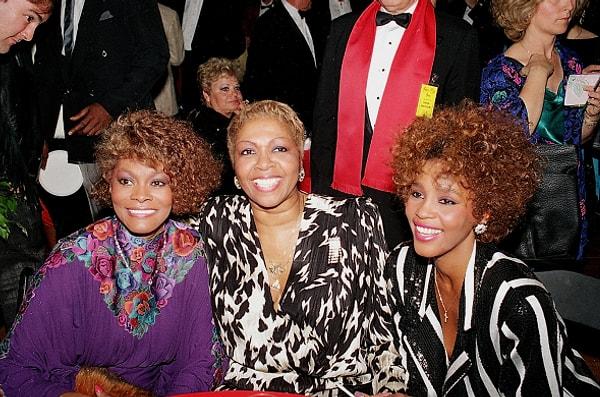 Whitney Houston, Cissy Houston gibi bir gospel şarkıcısının kızı ve Dionne Warwick gibi başarılı bir R&B şarkıcısının kuzeni olarak dünyaya geldi.
