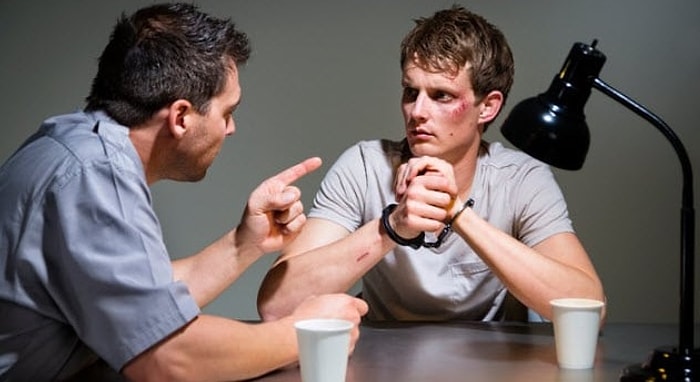 Будьте бдительны: полицейские стратегии, которые могут приводить к ложным признаниям