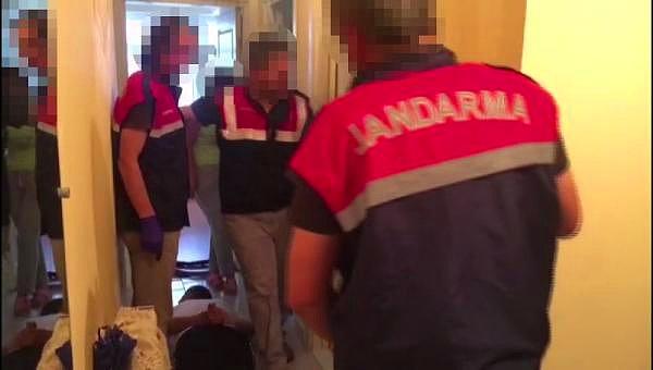 Jandarma ekipleri, evde çocukların kaldığı odada ve banyoda yaptığı aramalarda 40 kilo uyuşturucu madde ele geçirdi.
