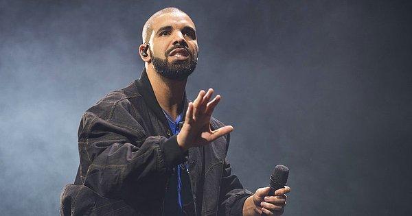 Bir yayını esnasında, takipçileri Twitter'dan meşhur müzisyen Drake'in onu takibe aldığını söyledi.