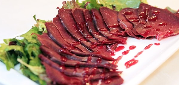 9. "Некоторое разнообразие внесло появление слуги с холодным мясом, печеньем и превосходнейшими фруктами, такими разнообразными в эту пору года".