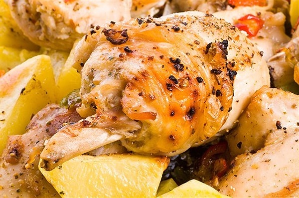 12. "Индейки и цыплята, назначаемые к именинам и другим торжественным дням, откармливались орехами; гусей лишали моциона, заставляли висеть в мешке неподвижно за несколько дней до праздника, чтоб они заплыли жиром. Какие запасы были там варений, солений, печений! Какие меды, какие квасы варились, какие пироги пеклись…"