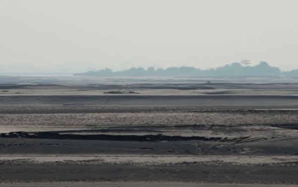 2. Однако остров находится под постоянной угрозой из-за обширной эрозии почв на его берегах.