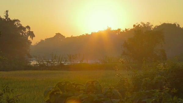 14. Но эти сооружения перенаправляют бурный речной поток прямо на остров, отчего тот разрушается, уходя под воду.