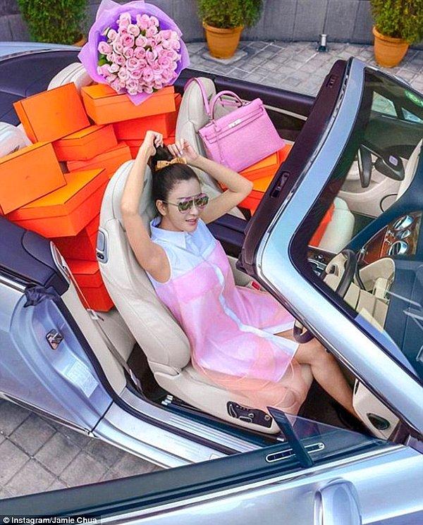 Singapur'un Instagram kraliçesi, 44 yaşındaki Jamie Chua ise dünyanın en büyük Hermes el çantası koleksiyonuna sahip olduğunu söylüyor. Burada yaptığı büyük bir alışverişin sonrasını görüyoruz...
