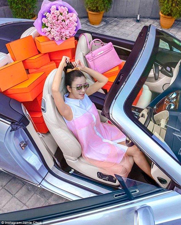 Singapur'un Instagram kraliçesi, 44 yaşındaki Jamie Chua ise dünyanın en büyük Hermes el çantası koleksiyonuna sahip olduğunu söylüyor. Burada yaptığı büyük bir alışverişin sonrasını görüyoruz...