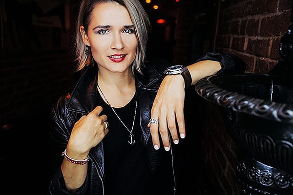 1. Узнали эту девушку?