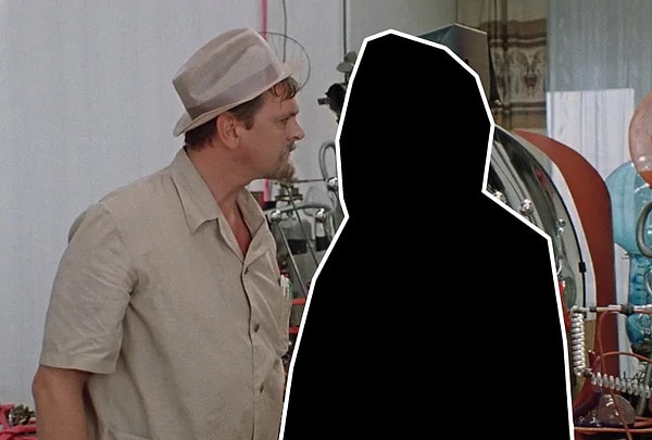 5. Кого вырезали из кадра фильма "Иван Васильевич меняет профессию"?