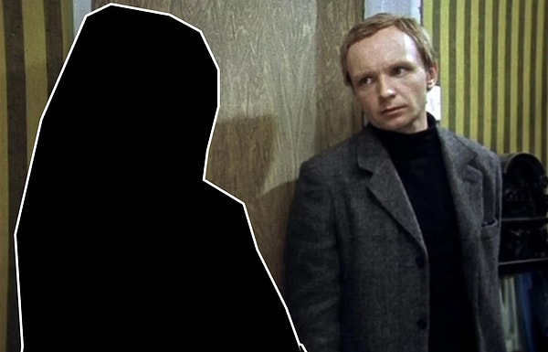 7. Кого вырезали из кадра фильма "Ирония судьбы, или С лёгким паром!"?