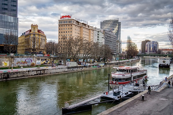 1. Лидером рейтинга стала австрийская столица Вена. Именно она, по мнению британского журнала, носит звание самого комфортного города в мире.