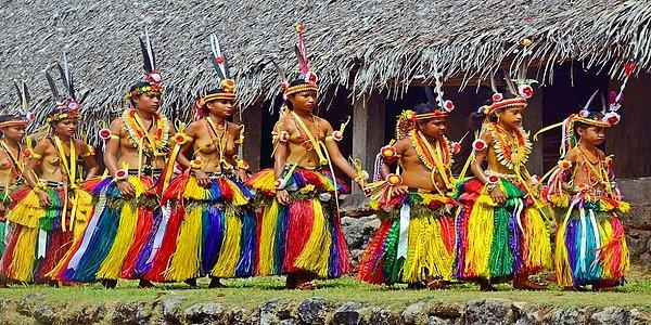 7. Palau'nun, %69.9'unu Mikronezya, Malay ve Malanezya kökenliler oluşturuyor. Ada halkının %15.3'ü Filipinli,%5'i Çinli , geri kalan kısmı ise Asya kökenli.