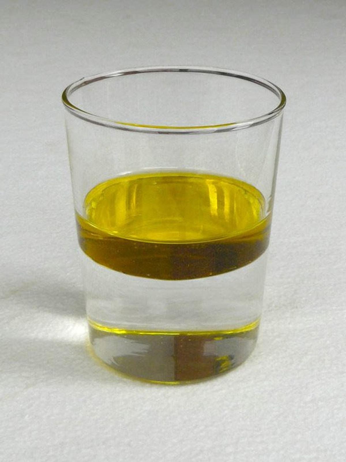 В воде масло образует. Растительное масло в стакане. Масло и вода в стакане. Смесь растительного масла и воды. Смешивание воды и растительного масла.