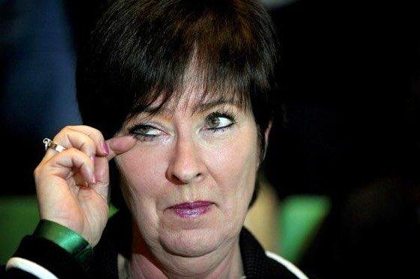 10. İsveç Maliye Bakanı Mona Sahlin, devlet harcamaları için verilen kartla çikolata aldıktan sonra eleştirilerin hedefi oldu ve istifa etti.