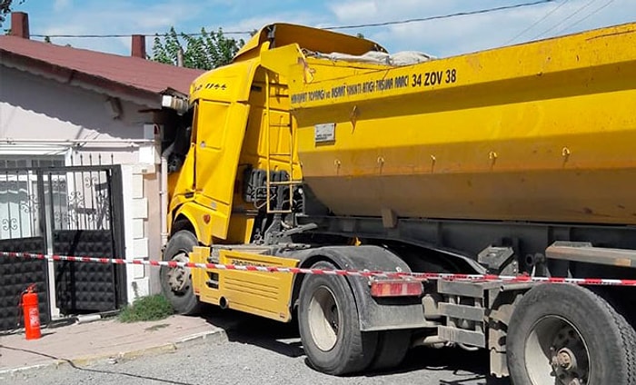 Sürücü Ehliyetsiz ve Aranıyordu: Silivri'de Hafriyat Kamyonu Eve Girdi!