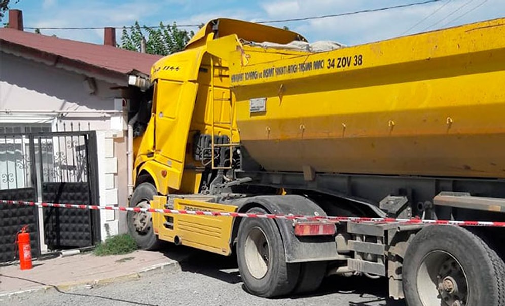 Sürücü Ehliyetsiz ve Aranıyordu: Silivri'de Hafriyat Kamyonu Eve Girdi!