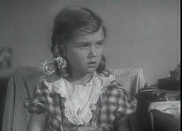 10. Сколько лет главной героине фильма "Подкидыш" девочке Наташе?