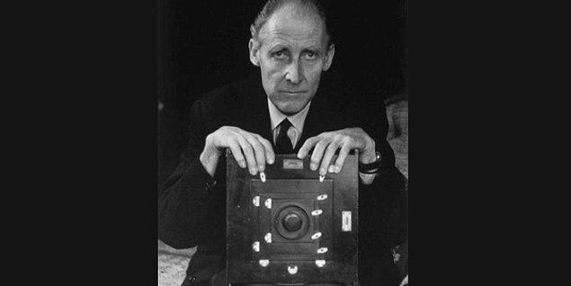 13. 1960 yılında ünlü fotoğrafçı Bill Brandt, Londra'daki evinde dizlerinin üzerinde...
