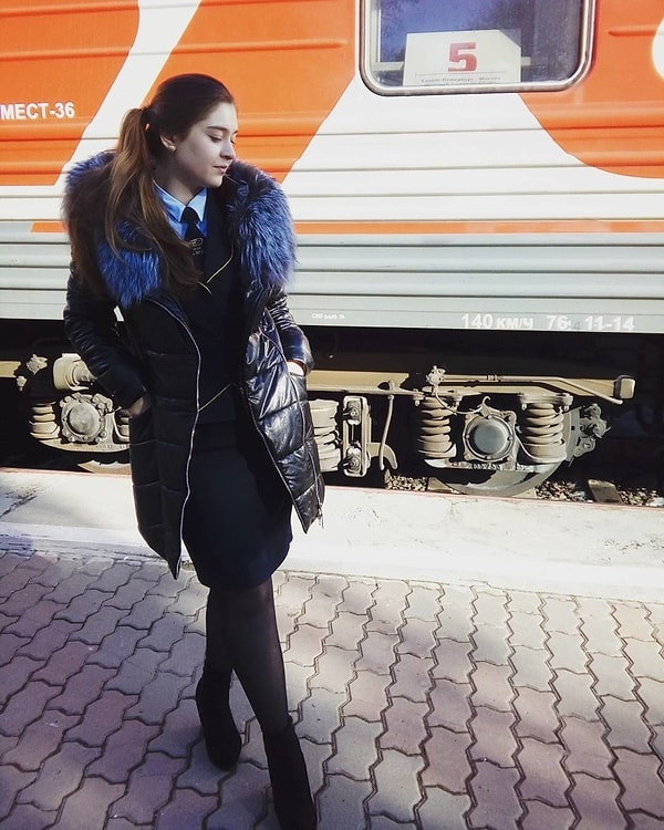 5. Красивая девушка на фоне яркого поезда 👍