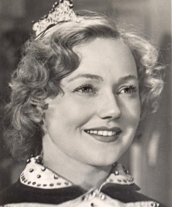 9. А как звали эту народную артистку?