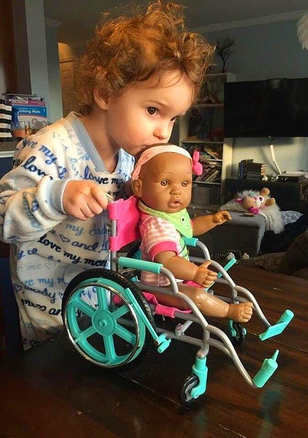 14. "Kızımın en sevdiği oyuncak bebeğinin ayağı koptu. O da ona 'Ben seni her halinle çok seviyorum' dedi. Biz de bebeğine tekerlekli sandalye yaptık. Şimdi ikisi de çok mutlu."
