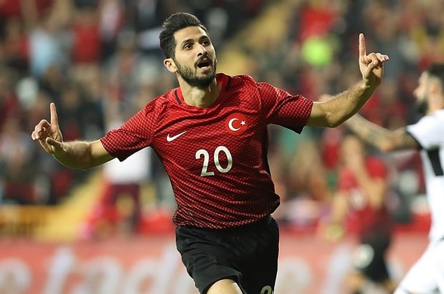 Emre Akbaba, 4 Ekim 1992 yılında Fransa’nın Montfermeil kentinde dünyaya geldi. 2012 yılında Türkiye'ye gelerek Antalyaspor'un altyapısında oynamaya başlayan Emre Akbaba, 2012 yılında Kahramanmaraş B.Ş. Belediyespor'da profesyonel futbol hayatına geçiş yapmış ve 2013 yılında Medical Park Antalyaspor'a dönüş yapmıştı.