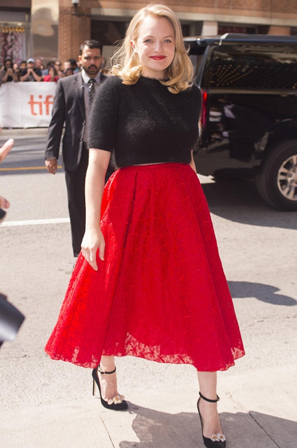 8. Элизабет Мосс этот наряд полнит, вам не кажется?