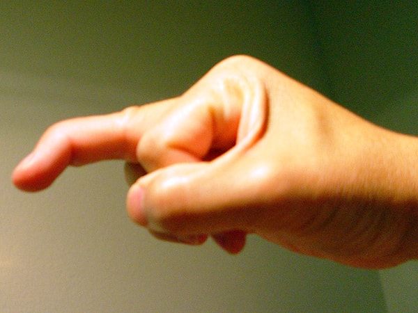 12. Согнутый конец пальца означает, что вы во всех ситуациях стараетесь поступать правильно и не отходить от норм.