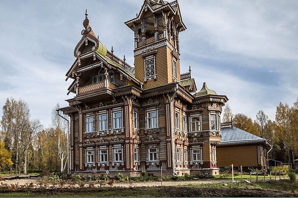 8. Когда был построен этот деревянный терем в 520 км от Москвы (деревня Асташово)?