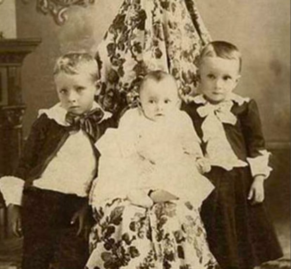 13. А вы знаете, где мама? Она сзади, прикрыта тканью 😕