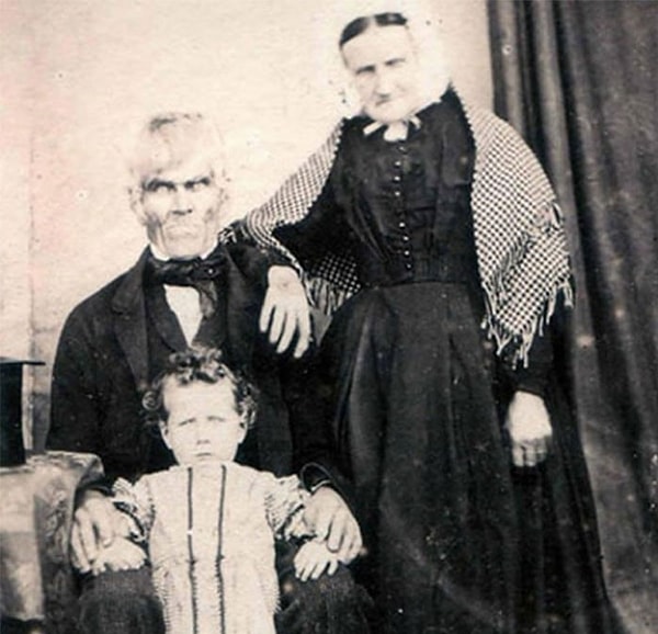 14. Эта викторианская семья выглядит устрашающе!