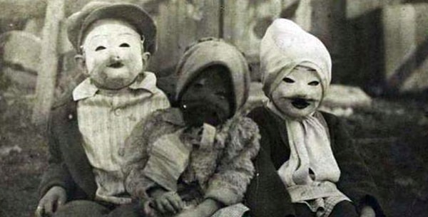 24. А как вам эти дети в масках для Хэллоуина?